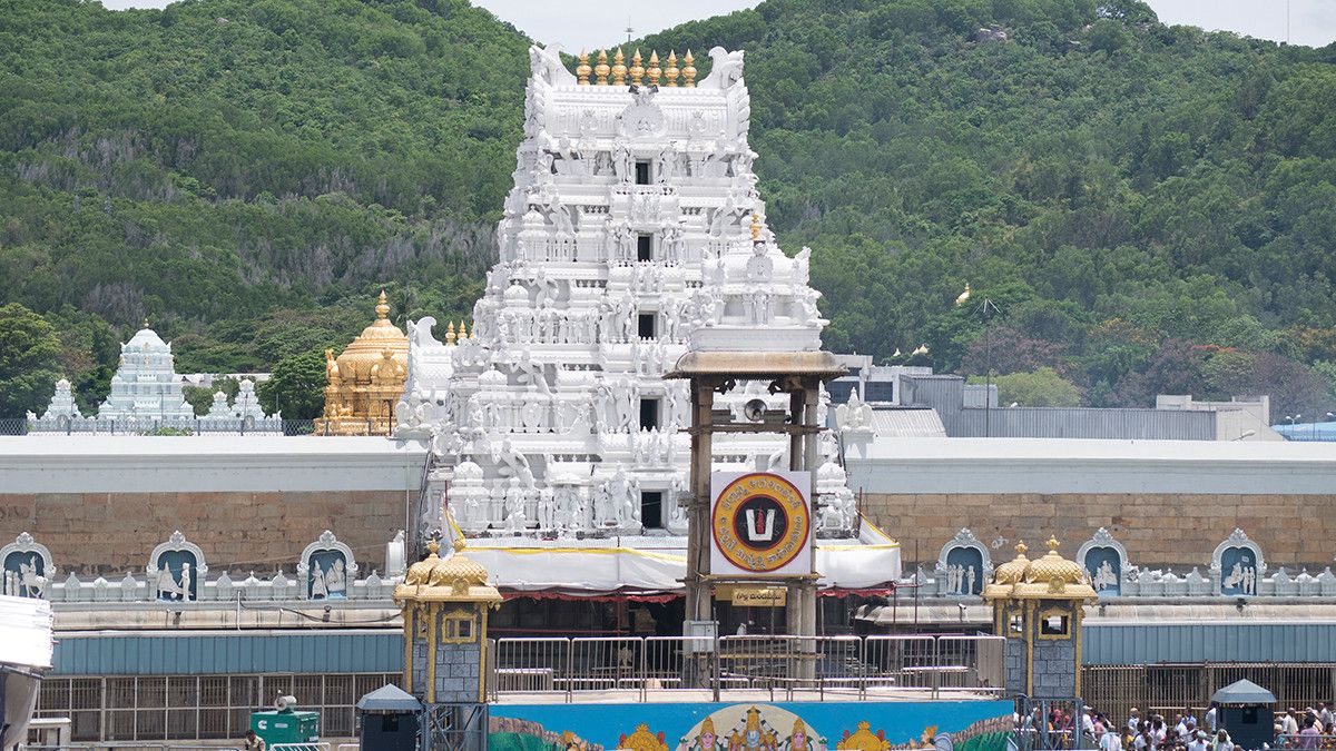 Heavy Crowd at Tirumala: తిరుమలలో భక్తుల రద్దీ తీవ్రం.. దర్శనానికి 18 గంటల సమయం.. ఒక్కరోజు హుండీ ఆదాయం రూ.3.83 కోట్లు