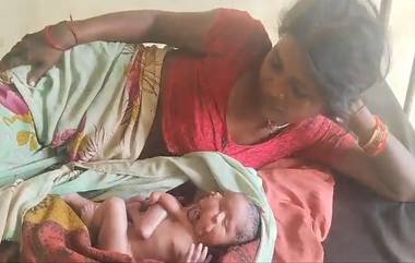 Viral Baby: రెండు ముఖాలు, నాలుగు కాళ్ల‌తో జ‌న్మించిన శిశువు, ఉత్త‌ర‌ప్ర‌దేశ్ లో వింత‌శిశువును చూసేంద‌కు ప్ర‌జ‌ల క్యూ, మీరూ చూసేయండి (వీడియో)