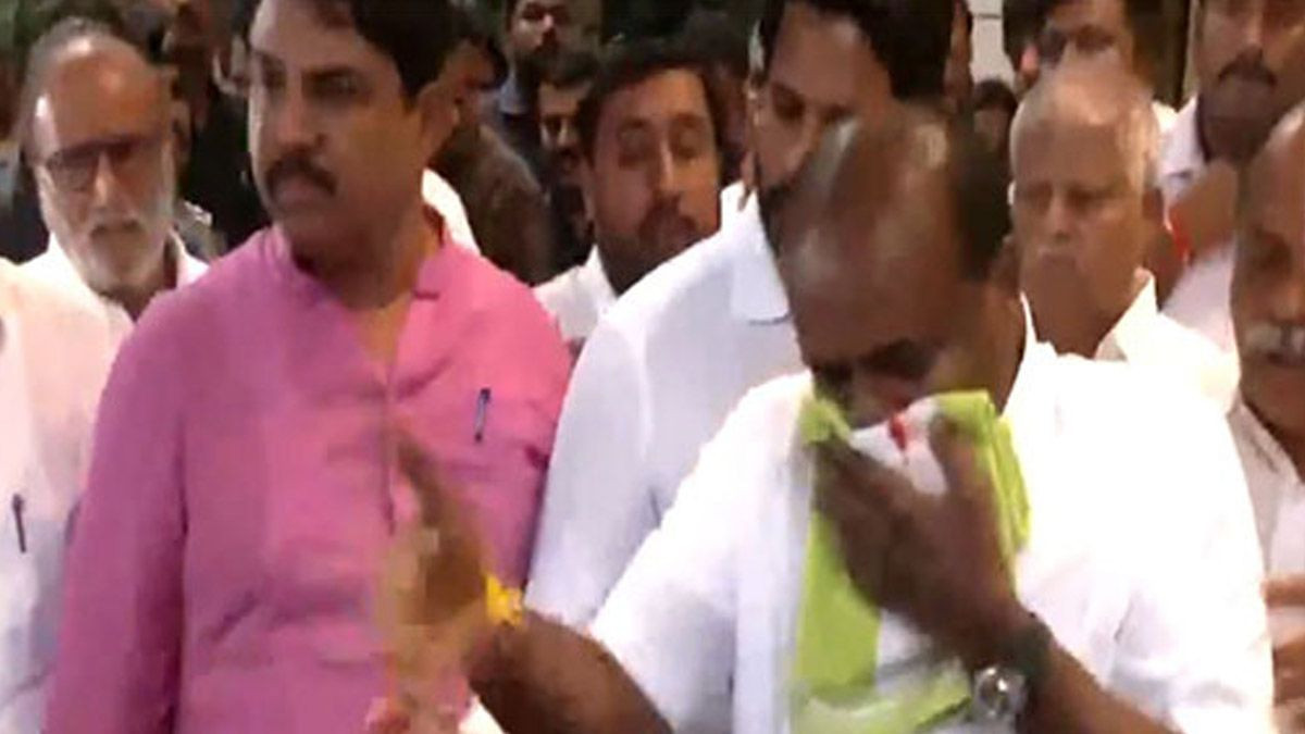 HD Kumaraswamy: మీడియాతో మాట్లాడుతుండ‌గానే కేంద్ర‌మంత్రి కుమార‌స్వామి ముక్కు నుంచి ర‌క్తం, హుటాహుటిన ఆస్ప‌త్రికి త‌ర‌లింపు, ఆందోళ‌న‌లో అభిమానులు (వీడియో ఇదుగోండి)