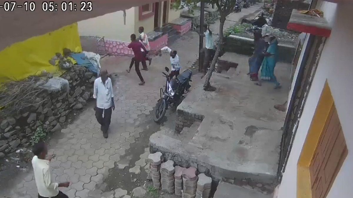 Earthquake in Maharashtra: వీడియో ఇదిగో, మహారాష్ట్రలో భూకంపానికి బయటకు పరుగులు పెట్టిన ప్రజలు, హింగోలిలో ఒక్కసారిగా కంపించిన భూమి