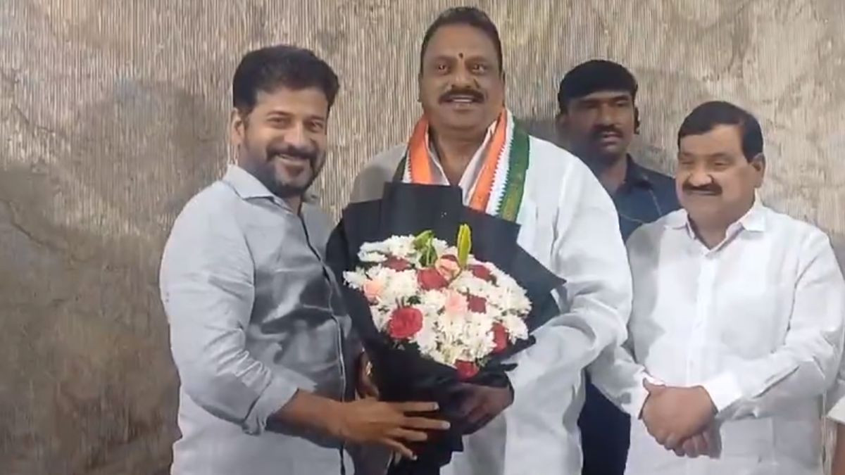 MLA Prakash Goud Joins Congress: కాంగ్రెస్ తీర్థం పుచ్చుకున్న బీఆర్ఎస్ ఎమ్మెల్యే ప్రకాష్ గౌడ్, కండువా కప్పి పార్టీలోకి ఆహ్వానించిన ముఖ్యమంత్రి రేవంత్ రెడ్డి, వీడియో ఇదిగో