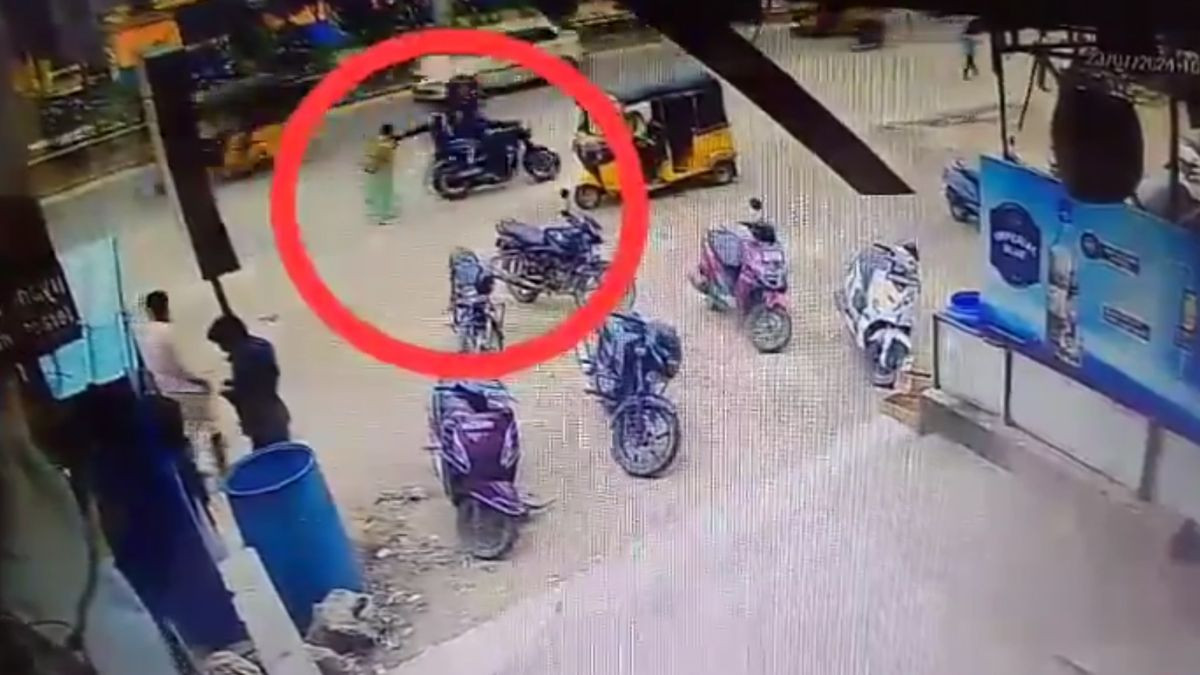 Theft Caught on Camera: వీడియో ఇదిగో, నడిరోడ్డు మీద మహిళ మెడలో నుంచి చైన్ లాక్కుని పరార్ అయిన దొంగలు