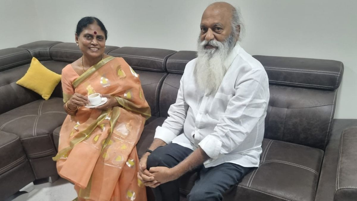 JC Prabhakar Reddy Meets YS Vijayamma: వైఎస్ విజయమ్మతో జేసీ ప్రభాకర్‌రెడ్డి భేటీ, పొలిటికల్‌ సర్కిల్‌లో హాట్‌ టాపిక్‌గా మారిన ఏం మాట్లాడారనే చర్చ