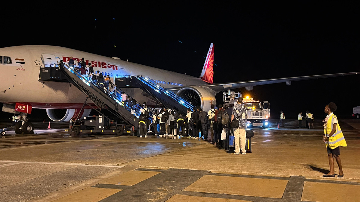 Team India Leaves Barbados: వీడియో ఇదిగో, బార్బ‌డోస్‌ నుండి ఎట్టకేలకు బయలుదేరిన టీమిండియా, ఎయిర్ ఇండియాకు చెందిన ప్రత్యేక ఛార్టర్ ఫ్లైట్‌లో ఢిల్లీకి..