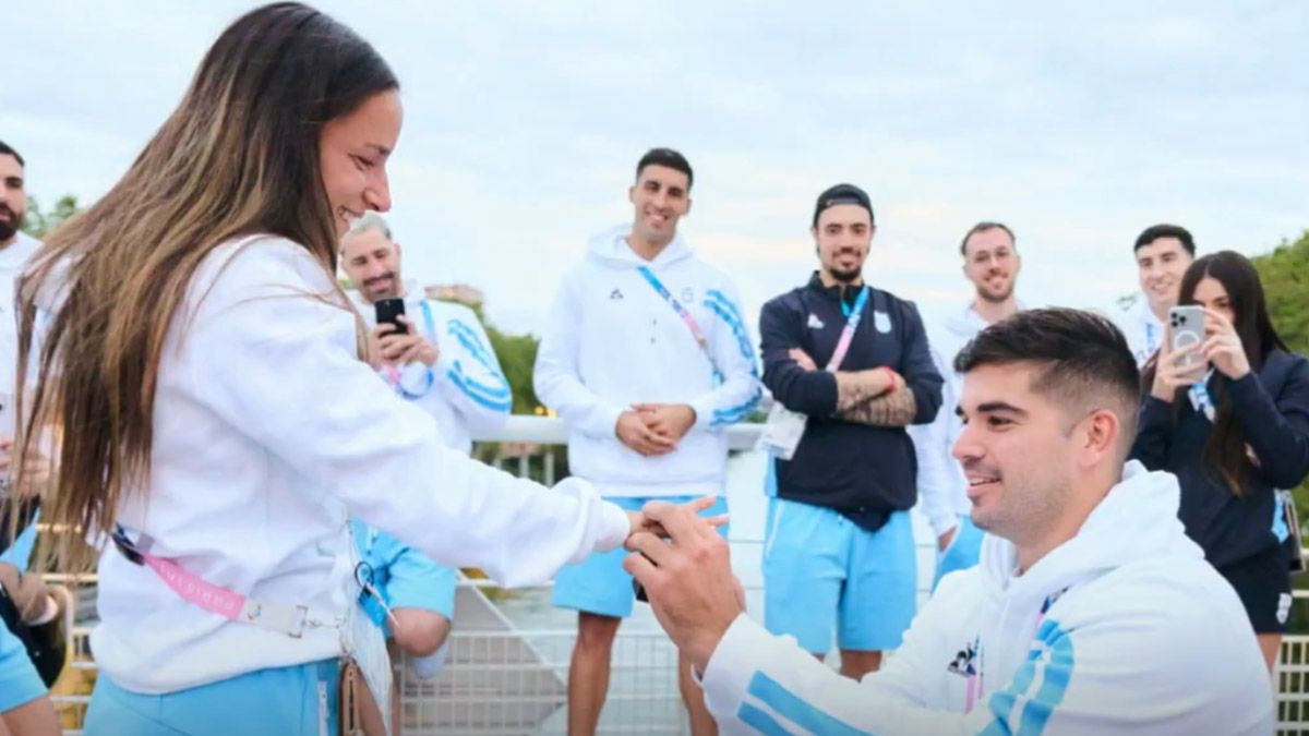 Love Proposal at Paris Olympics: పారిస్ ఒలింపిక్స్ లో అంతా చూస్తుండానే తోటి అథ్లెట్ కు ల‌వ్ ప్ర‌పోజ్ చేసిన మ‌రో అథ్లెట్, వైర‌ల్ గా మారిన ల‌వ్ స్టోరీ