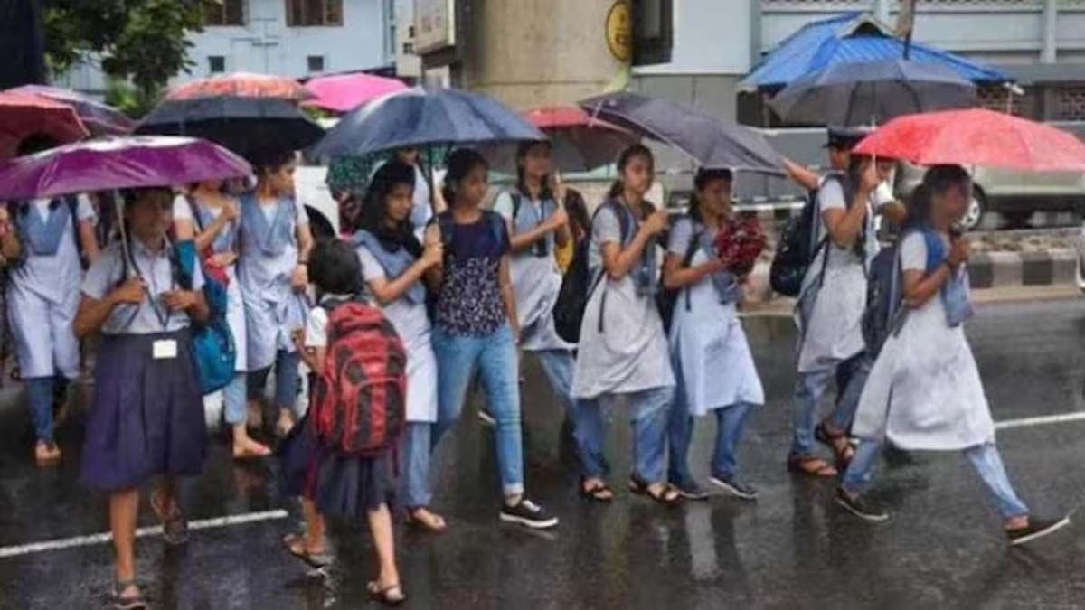 School Holiday: భారీ వర్షాలు... నీట మునిగిన ఆలయం, స్కూళ్లకు సెలవు, పలు జిల్లాల్లో రెడ్‌ అలర్ట్