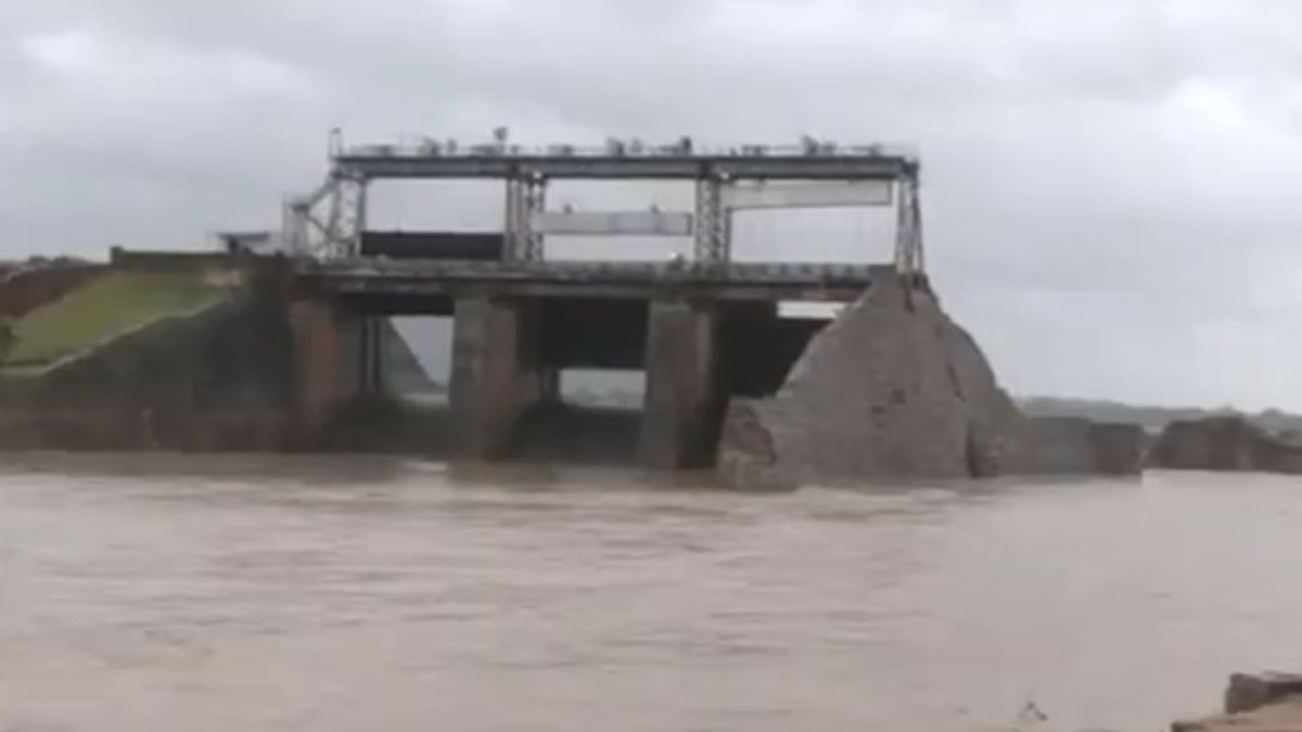 Telangana Rains: భారీ వర్షాలకు కొట్టుకుపోయిన ఖమ్మం జిల్లా పెద్దవాగు, నీటమునిగిన మూడు గ్రామాలు, హెలికాప్టర్లతో ప్రజల తరలింపు