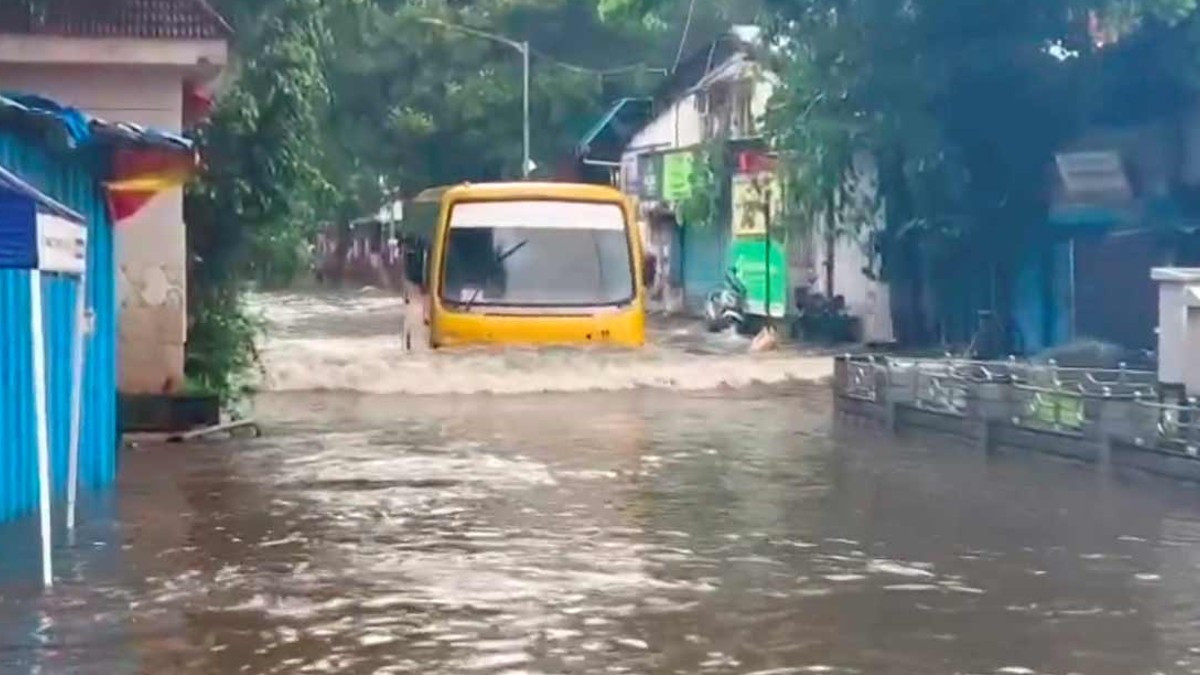 Mumbai Rains: వీడియోలు ఇవిగో, భారీ వర్షాలకు ముంబై విలవిల, 50కి పైగా విమానాలు రద్దు, ఆగిపోయిన రైళ్లు, స్కూళ్లకు సెలవులు ప్రకటించిన మహారాష్ట్ర సర్కారు