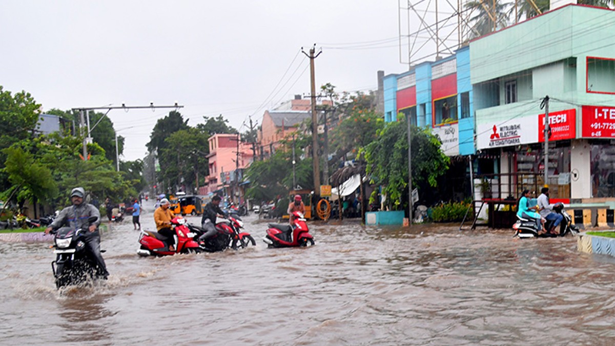 Andhra Pradesh Rains: తీరం దాటిన వాయుగుండం.. మరో 12 గంటల పాటు సముద్రం అల్లకల్లోలం.. ఏపీలో నేడు రేపు భారీ వర్షాలు.. పలు జిల్లాల్లో స్కూళ్లకు సెలవులు..