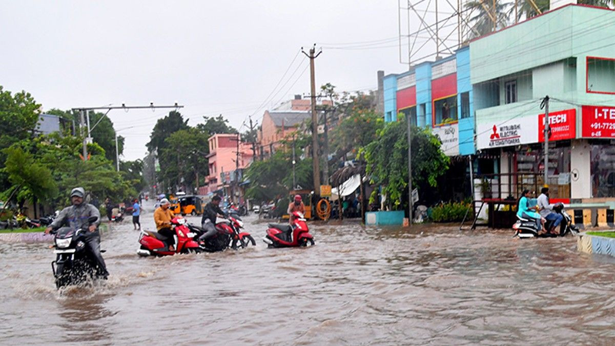 Andhra Pradesh Rains: కోస్తా జిల్లాలకు రెడ్ అలర్ట్, భారీ వరదలకు ఉత్తరాంధ్ర విలవిల, స్కూళ్లకు సెలవులు, ఏజెన్సీ గ్రామాలతో తెగిపోయిన సంబంధాలు