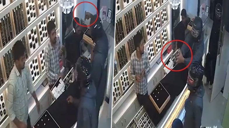 Robbery Caught on Camera: వీడియో ఇదిగో, హెల్మెట్లు ధరించి రూ. 11 లక్షల విలువైన బంగారం దోచుకెళ్లిన దొంగలు, తుఫాకీతో బెదిరించి మరీ..