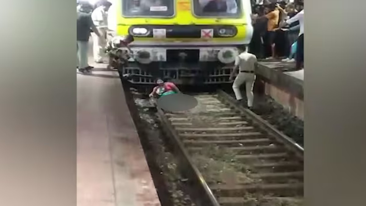 Mumbai Local Train Accident: వీడియో ఇదిగో,రద్దీ రైలు ఎక్కుతూ దాని కిందపడిన మహిళ, ప్రాణాలతో బయటపడినా రెండు కాళ్లు పొగొట్టుకున్న వైనం