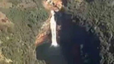 Charmadi Waterfalls: స్నానం చేయడాన్ని నిషేధించినా.. జలపాతంలో పర్యాటకుల స్నానాలు.. బట్టలెత్తుకెళ్లిన పోలీసులు.. కర్ణాటకలో ఘటన (వీడియో వైరల్)