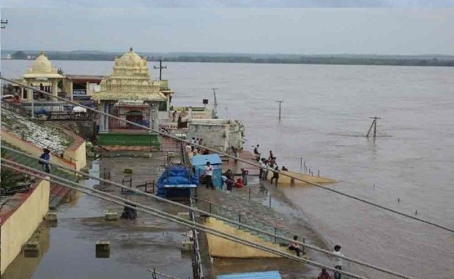 Flood At Bhadrachalam: ఒక్కసారిగా పెరిగిన గోదావ‌రి ఉధృతి, భ‌ద్రాచ‌లం వ‌ద్ద ప‌రివాహ‌క గ్రామాల్లో అప్ర‌మ‌త్తం, కొన‌సాగుతున్న రెండో ప్ర‌మాద హెచ్చ‌రిక‌