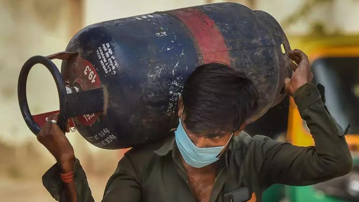 Commercial LPG Prices Change: ఒకటో తారీఖు వచ్చింది... గ్యాస్ సిలిండర్ ధర మారింది... కమర్షియల్ గ్యాస్ వినియోగదారులకు గుడ్‌ న్యూస్.. 19 కేజీల కమర్షియల్ ఎల్‌పీజీ గ్యాస్ సిలిండర్ ధర రూ.30 మేర తగ్గింపు..