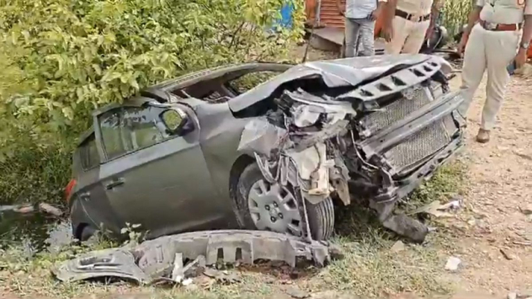 Road Accident Video: గుంటూరు వద్ద ఘోర రోడ్డు ప్రమాదం వీడియో ఇదిగో, వేగంగా వస్తూ ఆగి ఉన్న లారీని ఢీకొట్టిన కారు, నలుగురికి తీవ్ర గాయాలు