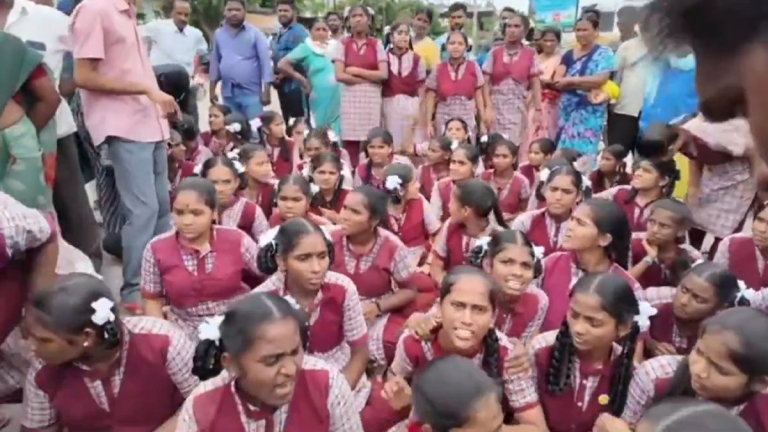 Gurukul School Students Protest: పురుగుల అన్నం పెడుతున్నారంటూ రోడెక్కిన గురుకుల పాఠశాల విద్యార్థులు, సీఎం రేవంత్ రెడ్డి వచ్చి మా గోడు వినాలని డిమాండ్, వీడియోలు ఇవిగో..