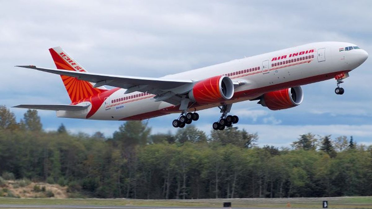 Air India Flight Suffers Bird-Hit: టేకాఫ్‌ సమయంలో ఎయిర్ ఇండియా విమానాన్ని ఢీకొట్టిన పక్షి, వెంటనే అప్రమత్తమై టేకాఫ్‌ను రన్‌వే వద్ద నిలిపివేసిన సిబ్బంది