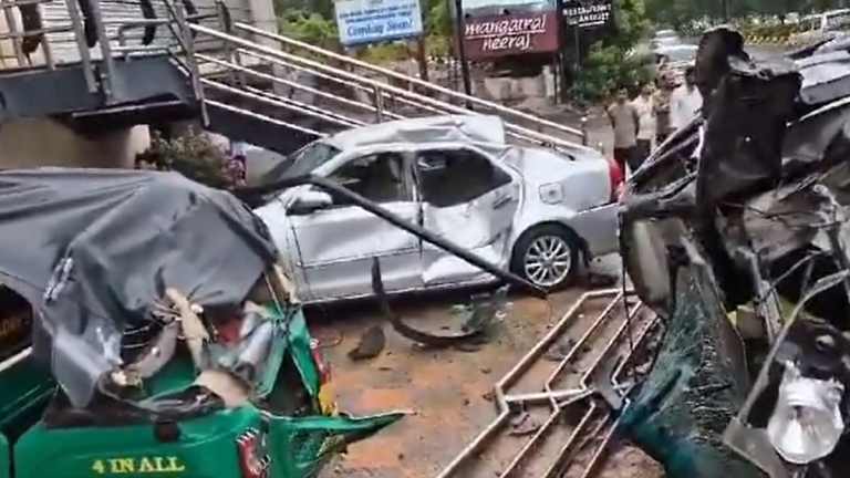 Car Accident in Hyderabad: హైదరాబాద్ లోని బంజారాహిల్స్‌ లో కారు బీభత్సం.. ప్రమాదంలో మరో కారు, ఆటో ధ్వంసం