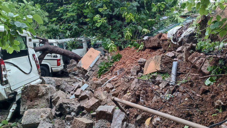 LB Stadium Wall Collapsed: హైదరాబాద్ లో కురిసిన భారీ వర్షానికి కూలిన ఎల్బీ స్టేడియం ప్రహరీ గోడ.. ధ్వంసమైన పోలీస్ వాహనాలు