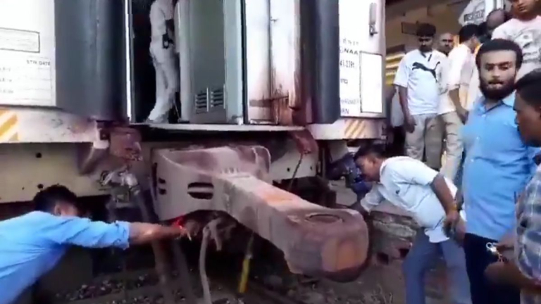 Bijnor Train Accident Averted: యూపీలో తప్పిన ఘోర రైలు ప్రమాదం, రెండుగా విడిపోయిన కిసాన్‌ ఎక్స్‌ప్రెస్‌, వీడియో ఇదిగో..