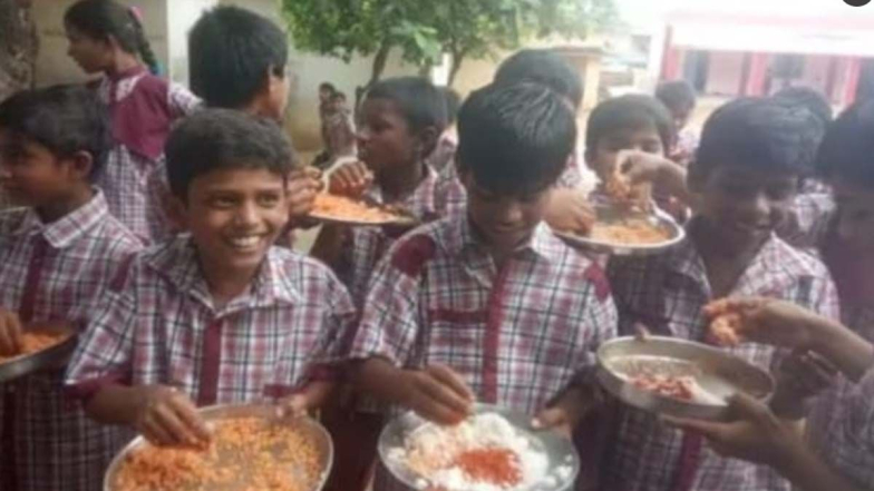 Nizamabad: గొడ్డుకారంతో విద్యార్థులకు మధ్యాహ్న భోజనం, ప్రిన్సిపాల్‌పై మండిపాటు ,ఎంఈవోకు ఫిర్యాదు
