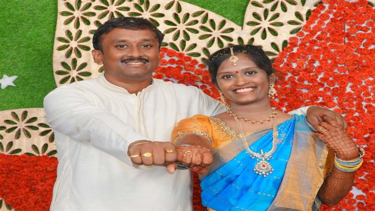 Variety Wedding Card: ప్రశ్నపత్రంలా పెళ్లి శుభలేఖ, ఏపీలో ఓ టీచర్ వెరైటీ వెడ్డింగ్ కార్డు, అందరిని ఆకట్టుకుంటున్న పెళ్లి పత్రిక