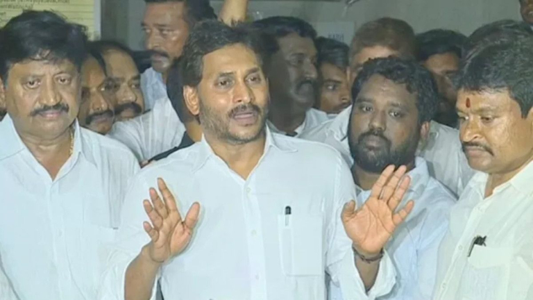 Jagan on AP Law and Order: పోలీసుల సమక్షంలోనే హత్యలు చేస్తున్నారు, రాష్ట్రంలో లా అండ్‌ ఆర్డర్‌ పరిస్థితి ఎలా ఉందో అర్థం చేసుకోండని కోరిన వైఎస్ జగన్, వీడియో ఇదిగో