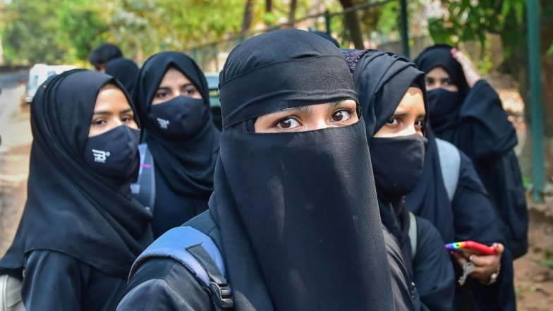 SC on Hijab: కాలేజీల్లో ముస్లిం మహిళలు హిజాబ్ ధరించడంపై సుప్రీంకోర్టు కీలక వ్యాఖ్యలు, అమ్మాయిలకు దుస్తులు ఎంచుకునే స్వేచ్ఛ ఉండాలని తెలిపిన ధర్మాసనం