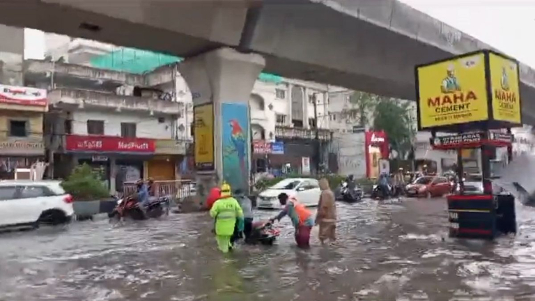 Hyderabad Rain Videos: హైదరాబాద్ వర్ష భీభత్సం వీడియోలు ఇవిగో, వరదలో వాహనాలతో పాటు కొట్టుకుపోయిన మనిషి మృతి