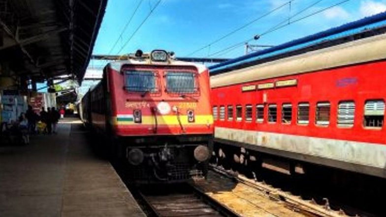 Special Trains: రానున్న పండుగల నేపథ్యంలో తెలుగు రాష్ట్రాల ప్రయాణికులకు దక్షిణ మధ్య రైల్వే శుభవార్త.. 60 ప్రత్యేక రైళ్లను పొడిగిస్తున్నట్టు ప్రకటన.. ఏ మార్గాల్లో అంటే??