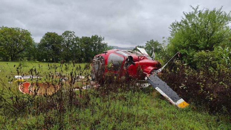 Helicopter Crashes In Pune: పూణెలో కుప్పకూలిన ప్రైవేట్ హెలికాప్టర్, నలుగురికి తీవ్ర గాయాలు..వీడియో