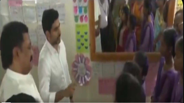 Nara Lokesh Inspects Govt Schools: ఏపీ మంత్రి నారా లోకేష్‌ ముందు ఇంగ్లీష్ అదరగొట్టిన స్కూల్ విద్యార్థులు, ప్రభుత్వ స్కూల్స్ తనిఖీల్లో ఆశ్చర్యపోయిన లోకేశ్, వీడియో ఇదిగో