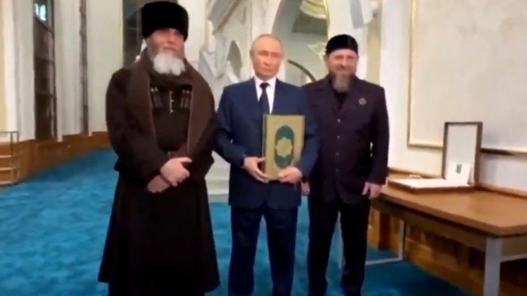 Vladimir Putin Kisses Quran: వీడియో ఇదిగో, తొలిసారిగా పవిత్ర ఖురాన్‌కు ముద్దుపెట్టిన రష్యా అధ్యక్షుడు వ్లాదిమిర్ పుతిన్, ముస్లింలు అధికంగా ఉండే చెచ్న్యా నగరంలో తొలిసారి పర్యటన