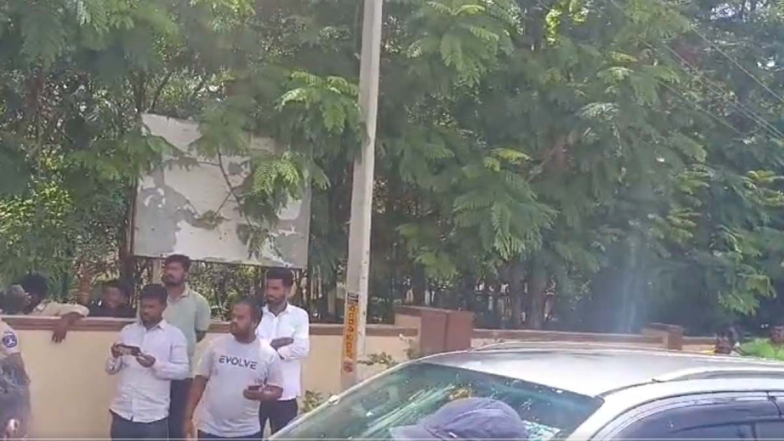 Attack On MLA Kale Yadaiah: కాంగ్రెస్ ఎమ్మెల్యే కాలే యాదయ్యపై సొంతపార్టీ నేతలే కోడిగుడ్లతో దాడి, కష్టపడ్డ కార్యకర్తలని గుర్తించాలని డిమాండ్..వీడియో వైరల్