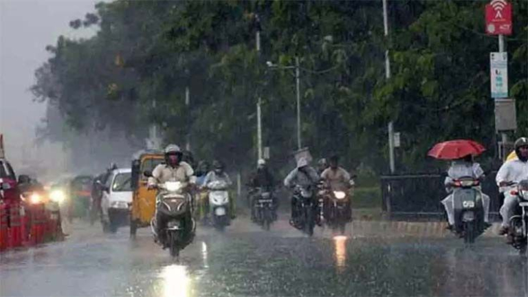 Telangana Rains: భారీ వర్షాలు వాగులో చిక్కుకున్న కారు, రక్షించిన స్థానికులు..వీడియో ఇదిగో