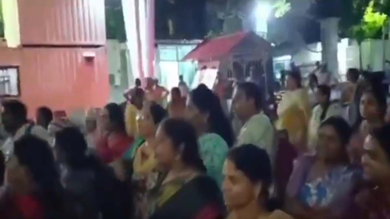 Teachers Protest At Praja Bhavan: ప్రజాభవన్‌ ముందు అర్థరాత్రి టీచర్ల ఆందోళన, జీవో 317 పేరుతో ఎలాంటి సమాచారం ఇవ్వకుండా పోస్టింగ్‌లు ఇస్తున్నారని మండిపాటు