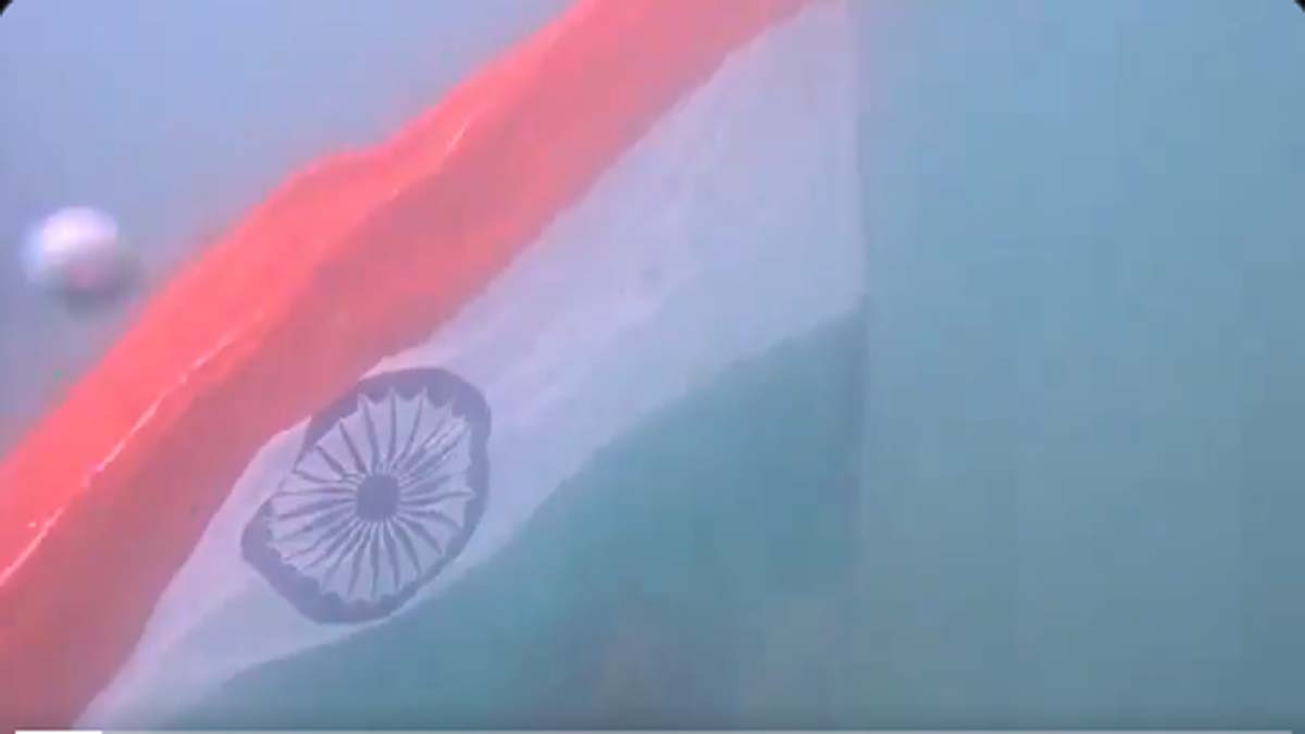 National Flag Underwater: సముద్ర గర్భాన జాతీయ జెండా రెపరెపలు, విశాఖలో స్కూబా డైవర్ సాహసం, వీడియో వైరల్