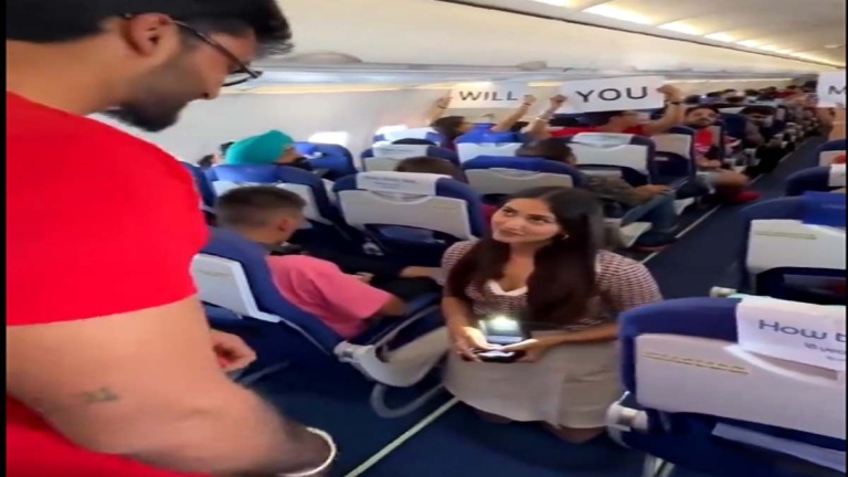 Love Proposal At Plane: విమానంలో లవ్ ప్రపోజల్, బాయ్‌ఫ్రెండ్‌కు అదిరే సర్‌ప్రైజ్ ఇచ్చిన గర్ల్‌ఫ్రెండ్, వీడియో వైరల్