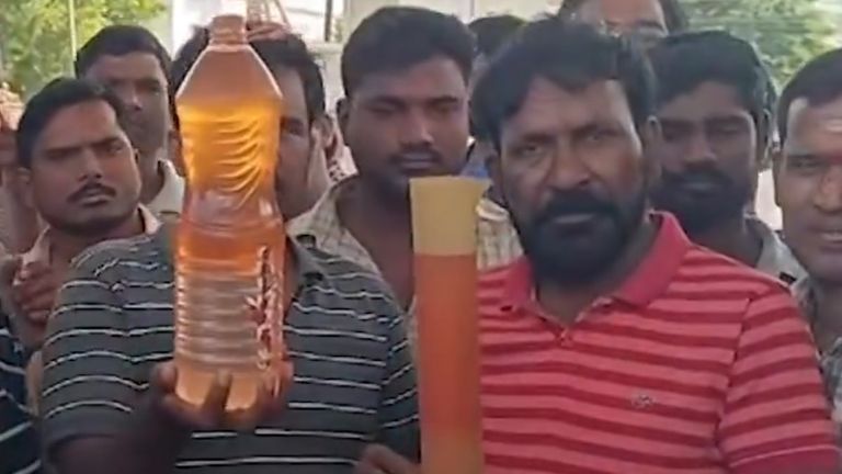 Water in Petrol: పెట్రోల్ లో నీళ్లు పోసి విక్రయం.. రంగారెడ్డి జిల్లా హస్తినాపురంలోని హెచ్ పీ పెట్రోల్ బంకులో మోసం (వీడియో)