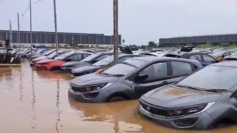 Vijayawada Floods: వీడియో ఇదిగో, బుడమేరు వరద దెబ్బకి నీళ్లలో మునిగిపోయిన వందలాది కొత్త కార్లు, విజయవాడ శివారులోని కార్ల గోడౌన్లను ముంచెత్తిన వరదలు