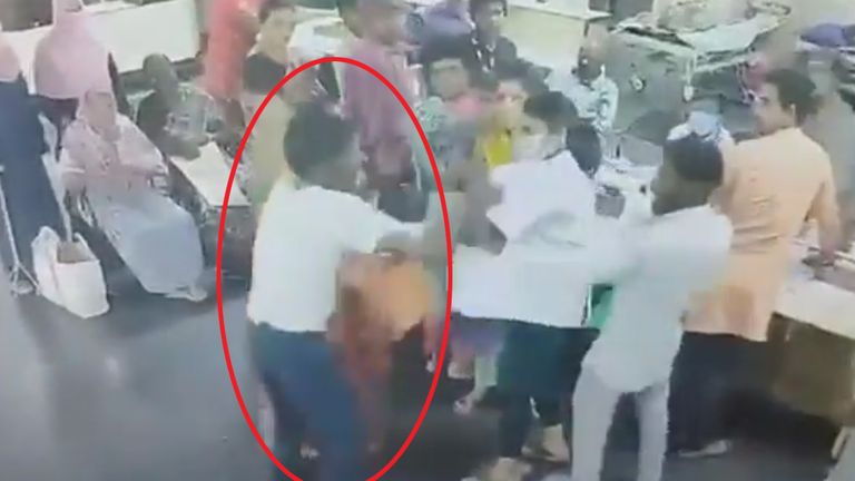 Attack on Female Doctor in Gandhi Hospital: వీడియో ఇదిగో, గాంధీ ఆసుపత్రిలో జూనియర్‌ వైద్యురాలిపై దాడి, ఆందోళనకు సిద్ధమవుతున్న జూనియర్ డాక్టర్లు