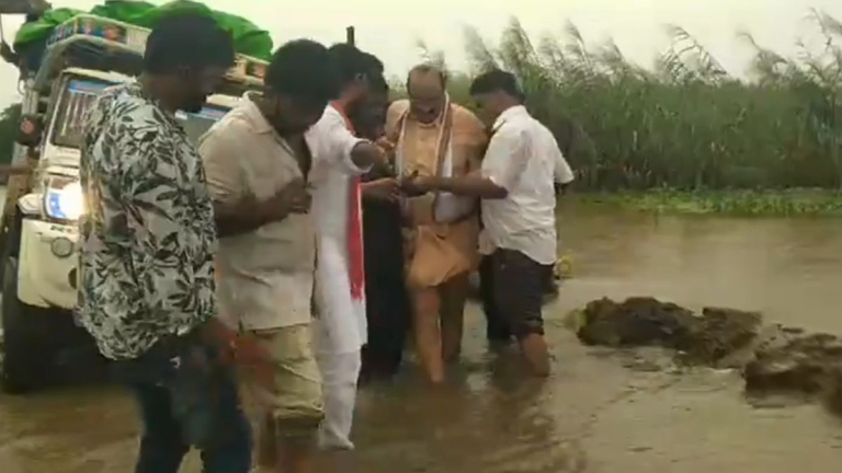 Andhra Pradesh Rains: వీడియో ఇదిగో, కొల్లేరు సరస్సులోకి దూసుకెళ్లిన ఎమ్మెల్యే కామినేని శ్రీనివాస్ వాహనం, తృటిలో తప్పిన పెను ప్రమాదం