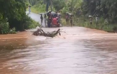 Andhra Pradesh Rains: వీడియో ఇదిగో, భారీ వరదలకు ఉదృతంగా ప్రవహిస్తోన్న కొండ కాలువ, గర్భిణిని ట్రాక్టర్‌పై వాగు దాటించిన గిరిజనులు