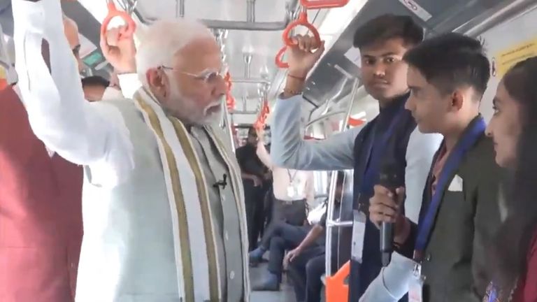 PM Modi Takes Metro Ride: వీడియో ఇదిగో, వందే మెట్రో రైలులో ప్రయాణించిన ప్రధాని మోదీ, ప్రయాణికులతో మాట్లాడుతూ జర్నీ చేసిన భారత ప్రధాని