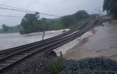 Railway Track Destroyed: భారీ వర్షానికి ధ్వంసమైన రైల్వే ట్రాక్.. రెప్పపాటులో తప్పిన పెను ప్రమాదం.. మహబూబాబాద్ జిల్లాలో ఘటన.. నిలిచిపోయిన పలు రైళ్లు (వీడియో)