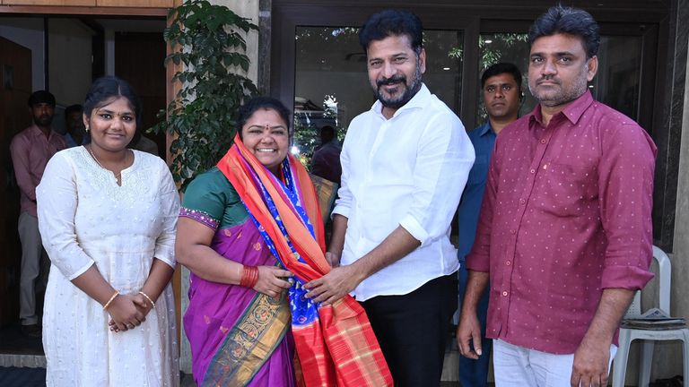 Kumari Aunty Donates Rs 50,000: వీడియో ఇదిగో, వరద బాధితుల కోసం రూ. 50 వేలు సాయం ప్రకటించిన కుమారి ఆంటీ, సీఎం రేవంత్ రెడ్డిని కలిసి నగదు అందజేత