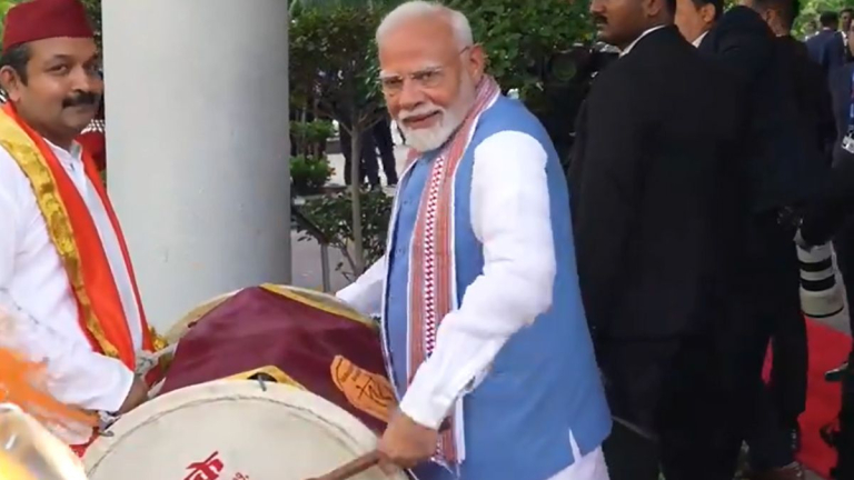 PM Modi Plays Drum: వీడియో ఇదిగో, సింగపూర్‌లో డోలు వాయించిన ప్రధాని నరేంద్ర మోదీ, అన్నయ్యా అంటూ రాఖీ కట్టిన మహిళ