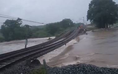 Railway Track Swept Away: భారీ వ‌ర్షాల‌కు కొట్టుకుపోయిన రైల్వే ట్రాక్, మ‌హ‌బూబాబాద్ లో బీభ‌త్సం సృష్టిస్తున్న వ‌ర‌ద‌లు, ప‌లు రైళ్లు ఆల‌స్యం, దారి మ‌ళ్లింపు (వీడియో ఇదుగోండి)