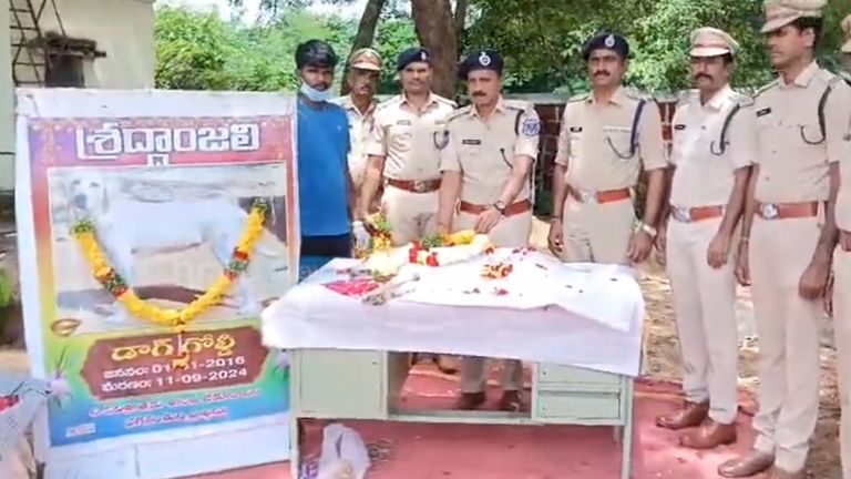 Dog Last Rites: పోలీస్ శాఖలో 8 ఏళ్ల పాటు సేవలందించిన కుక్క మృతి, అధికారిక లాంఛనాలతో అంత్యక్రియలు నిర్వహించిన నిజామాబాద్ పోలీసులు